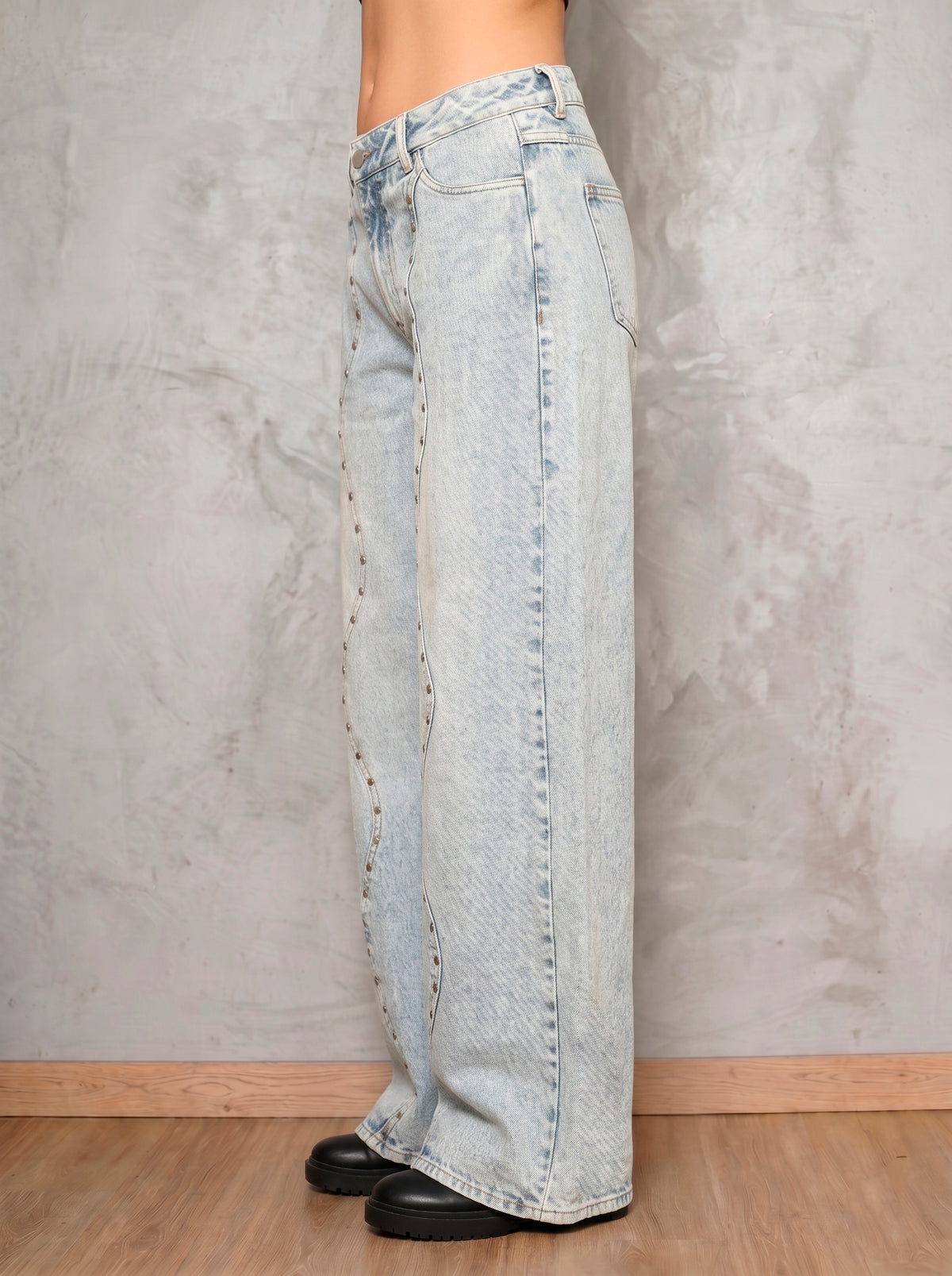 Jean azul claro Argenta de DAVD en vista lateral, silueta amplia y caída recta en denim azul claro.