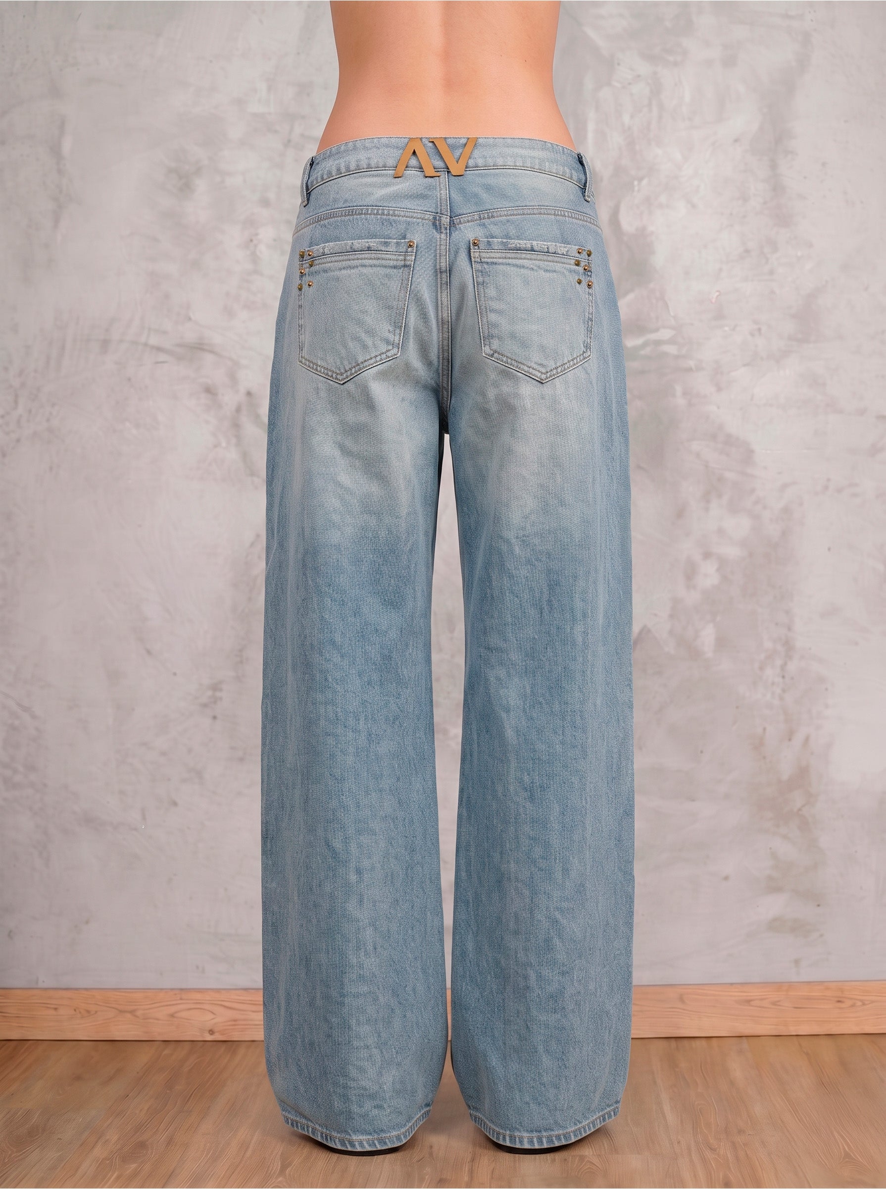 Jean azul claro Lyra de DAVD en vista lateral, silueta amplia y caída recta en denim azul claro.