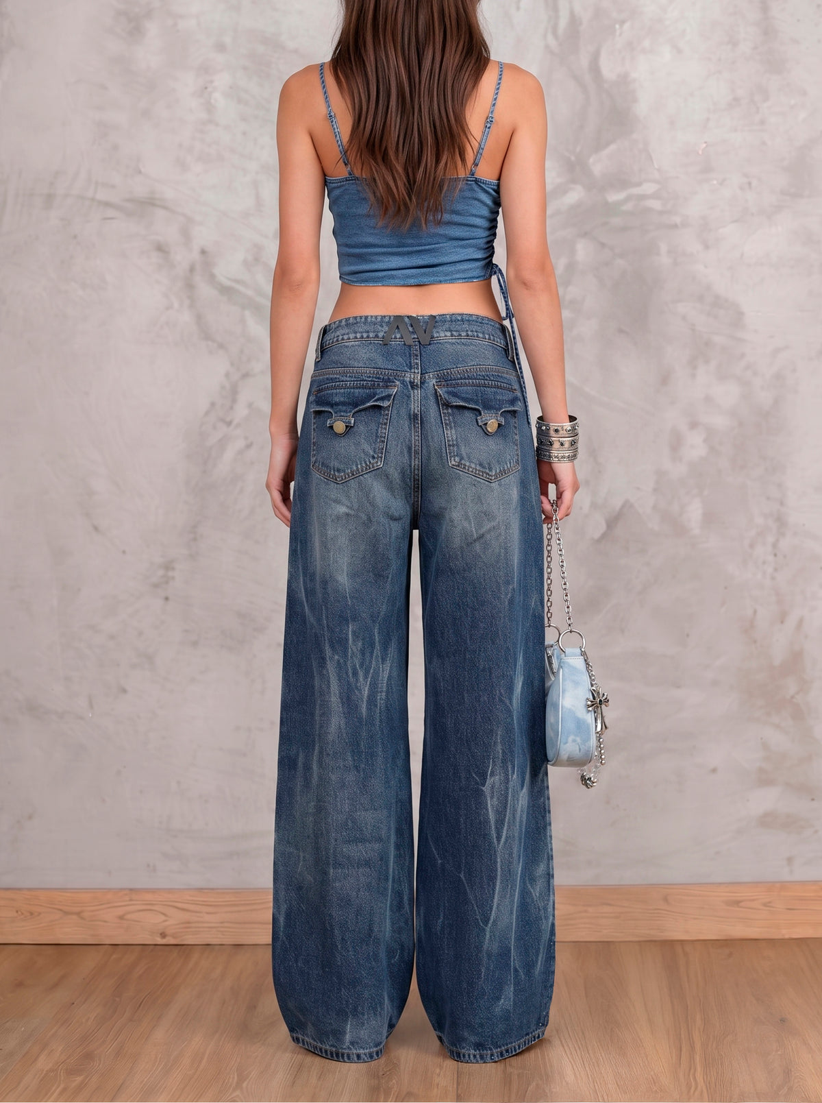 Jean índigo medio wide leg Indicum de DAVD en vista posterior, bolsillos con tapa y botón metálico en denim índigo.