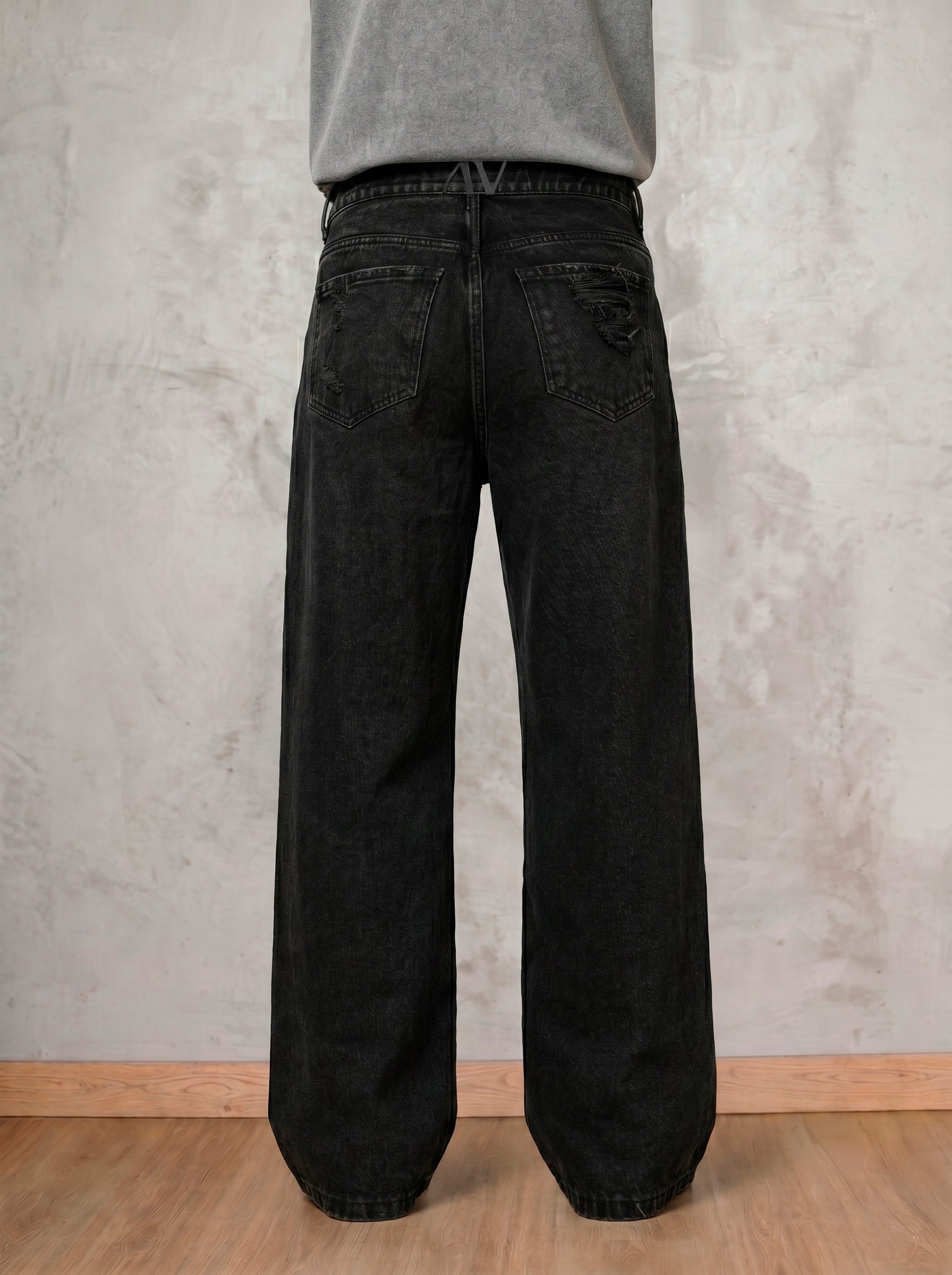 Detalle posterior del jean negro wide leg Obsidian de DAVD para hombre, bolsillos traseros y acabado en denim negro.