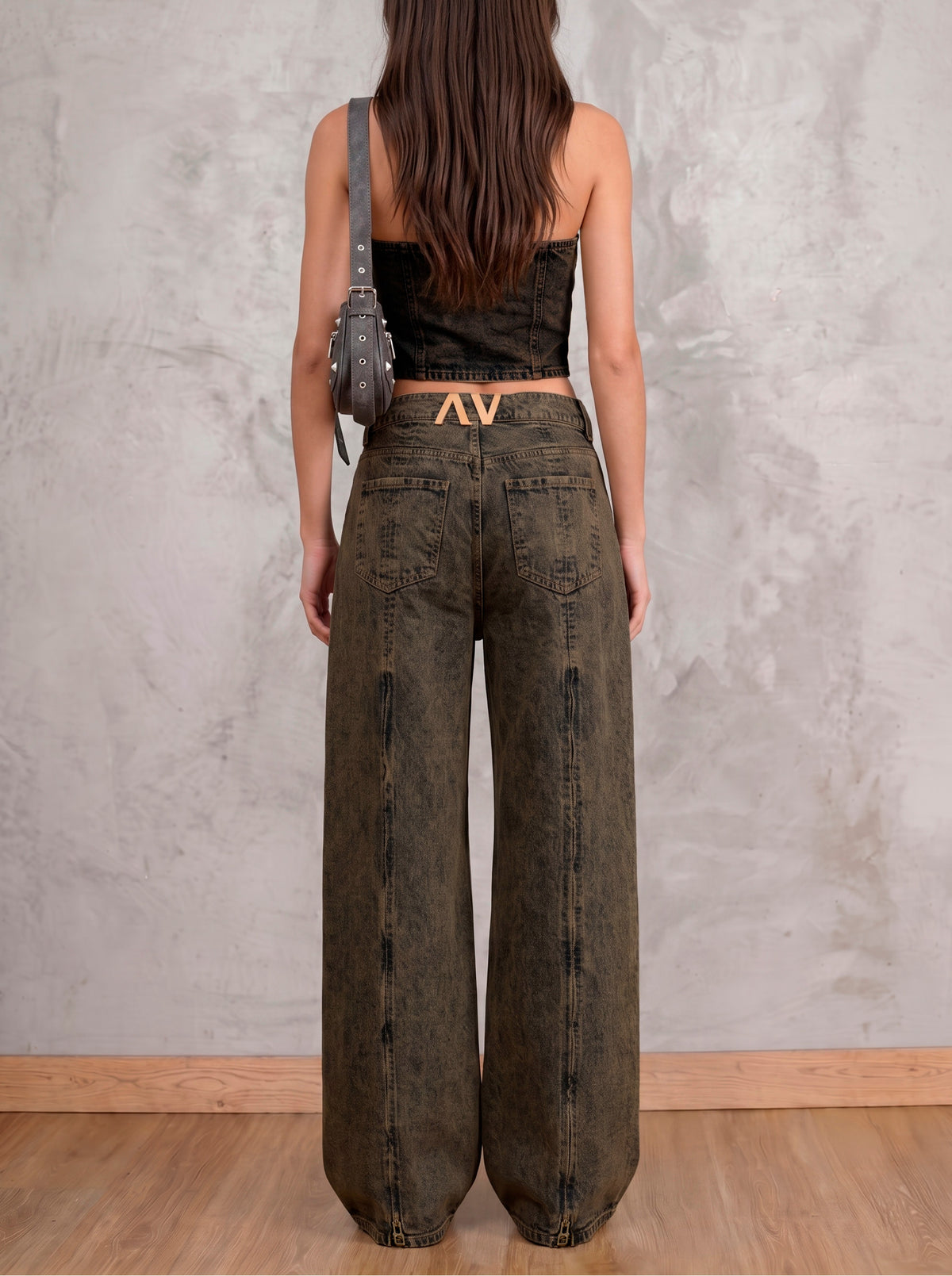 Jean oliva wide leg Eris de DAVD en vista posterior, con cremallera horizontal decorativa en denim oliva.