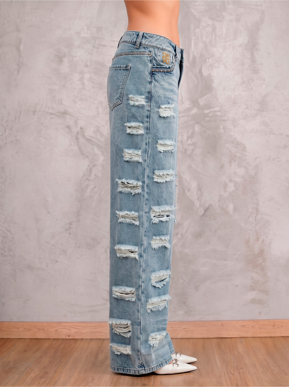 Pantalón cider, parte costado, detalles de taches en el bolsillo y rotos en en pantalón 