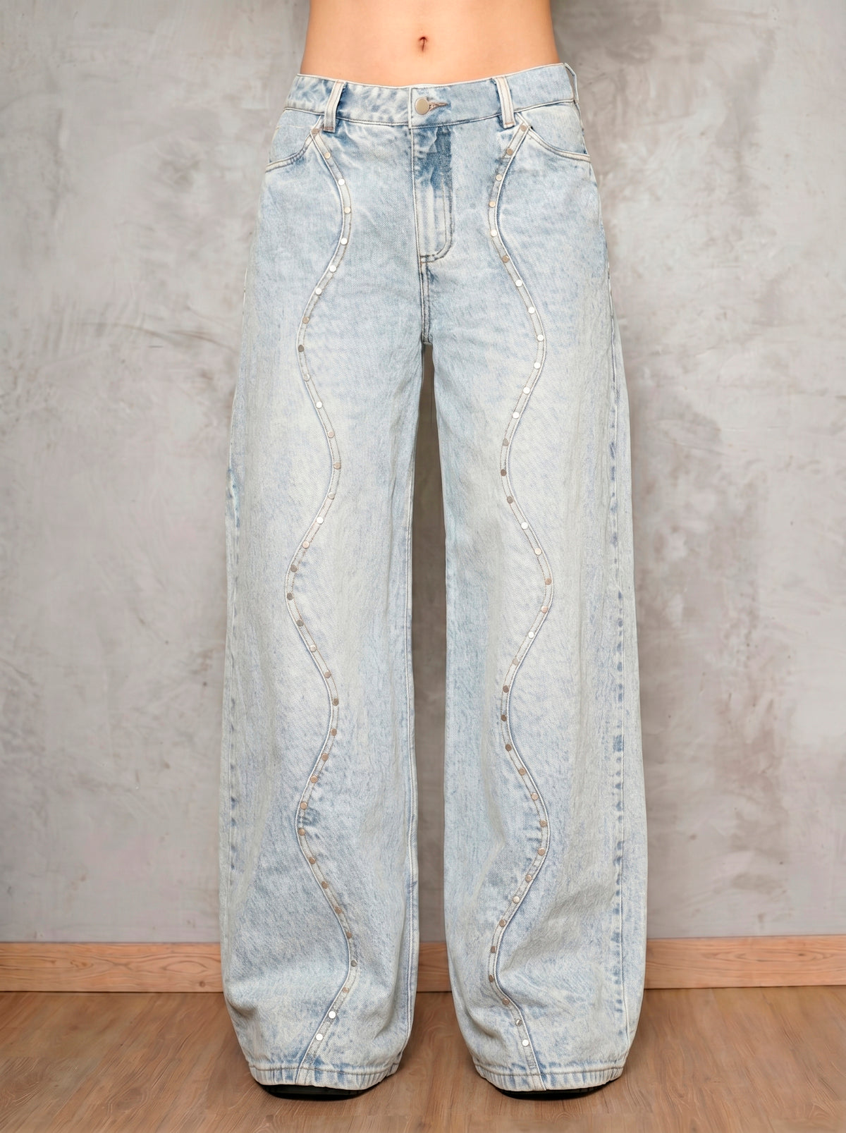Detalle frontal del jean azul claro Argenta de DAVD, aplicaciones tipo perla sobre denim azul claro.