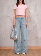 Jean azul claro wide leg Arya de DAVD en vista frontal, silueta amplia con aplicaciones metálicas tipo ojal.