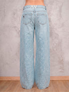 Jean azul claro wide leg Arya de DAVD en vista lateral, silueta amplia y caída recta en denim azul claro.