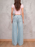 Jean azul claro wide leg Arya de DAVD en vista posterior, denim azul claro con caída amplia y bolsillos traseros.