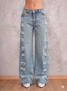 Detalle frontal del jean azul claro Cinder de DAVD, rotos verticales fragmentados sobre denim azul claro.