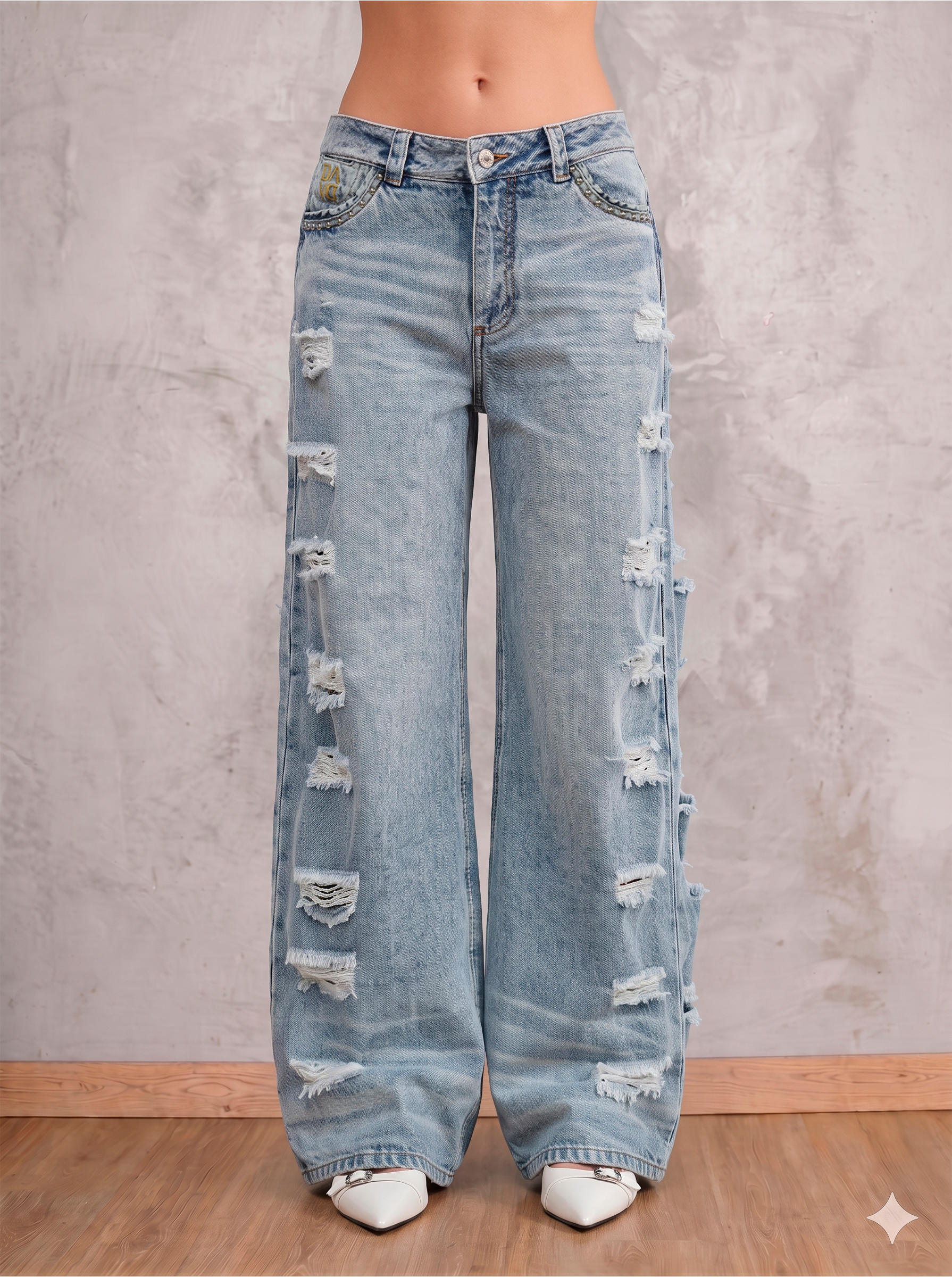 Detalle frontal del jean azul claro Cinder de DAVD, rotos verticales fragmentados sobre denim azul claro.