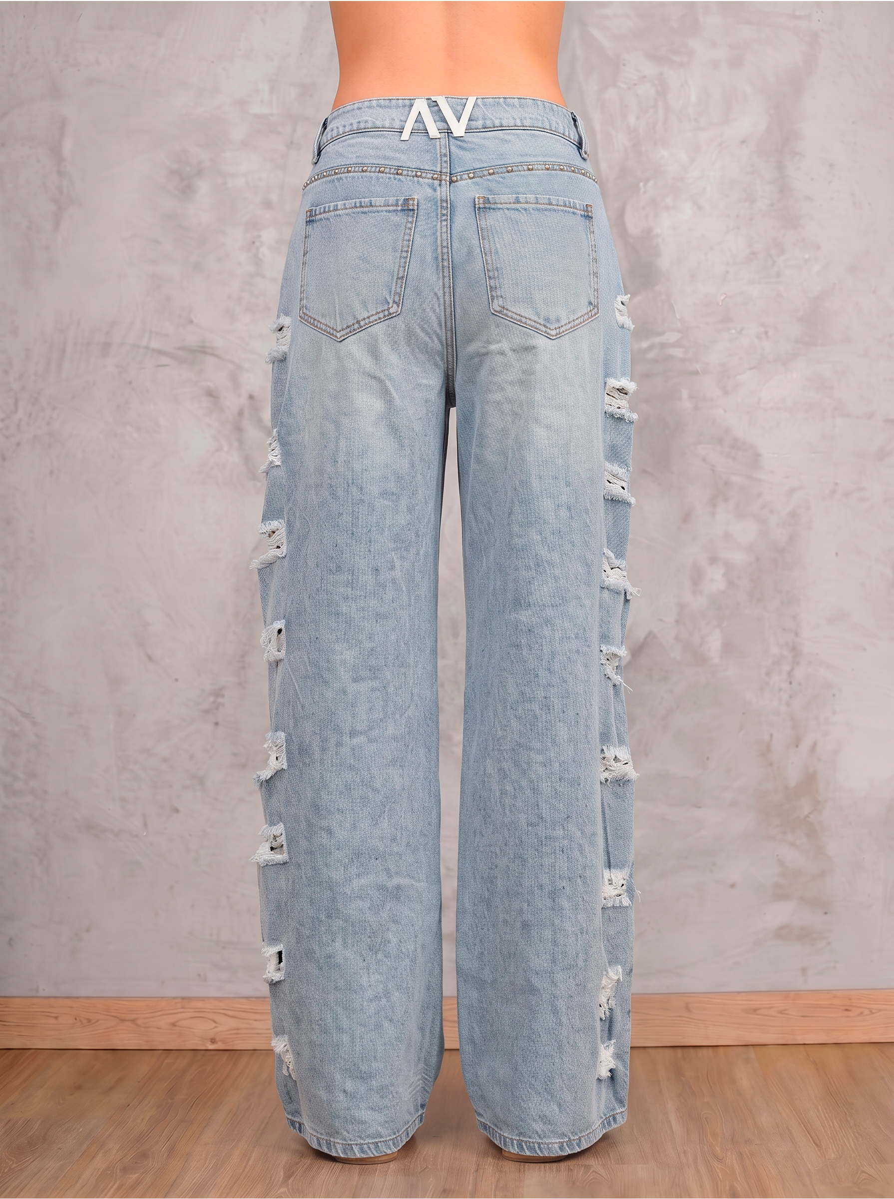 Jean azul claro Cinder de DAVD en vista lateral, silueta amplia y caída recta en denim azul claro.