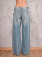 Jean azul claro Lyra de DAVD en vista lateral, silueta amplia y caída recta en denim azul claro.