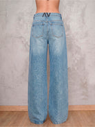 Jean azul medio wide leg Azurite de DAVD en vista lateral, silueta amplia y caída recta en denim azul medio.