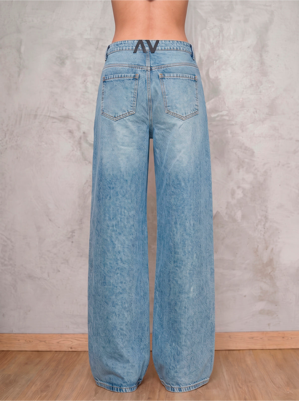 Jean azul medio wide leg Azurite de DAVD en vista lateral, silueta amplia y caída recta en denim azul medio.