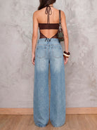 Jean azul medio wide leg Azurite de DAVD en vista posterior, denim azul medio con caída amplia y bolsillos traseros.