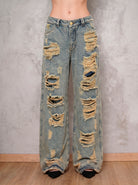 Detalle frontal del jean azul wide leg Sulfur de DAVD, denim desgastado con rotos y textura intervenida.