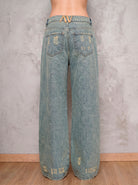 Detalle posterior del jean azul wide leg Sulfur de DAVD, bolsillos traseros y acabado desgastado en denim azul.