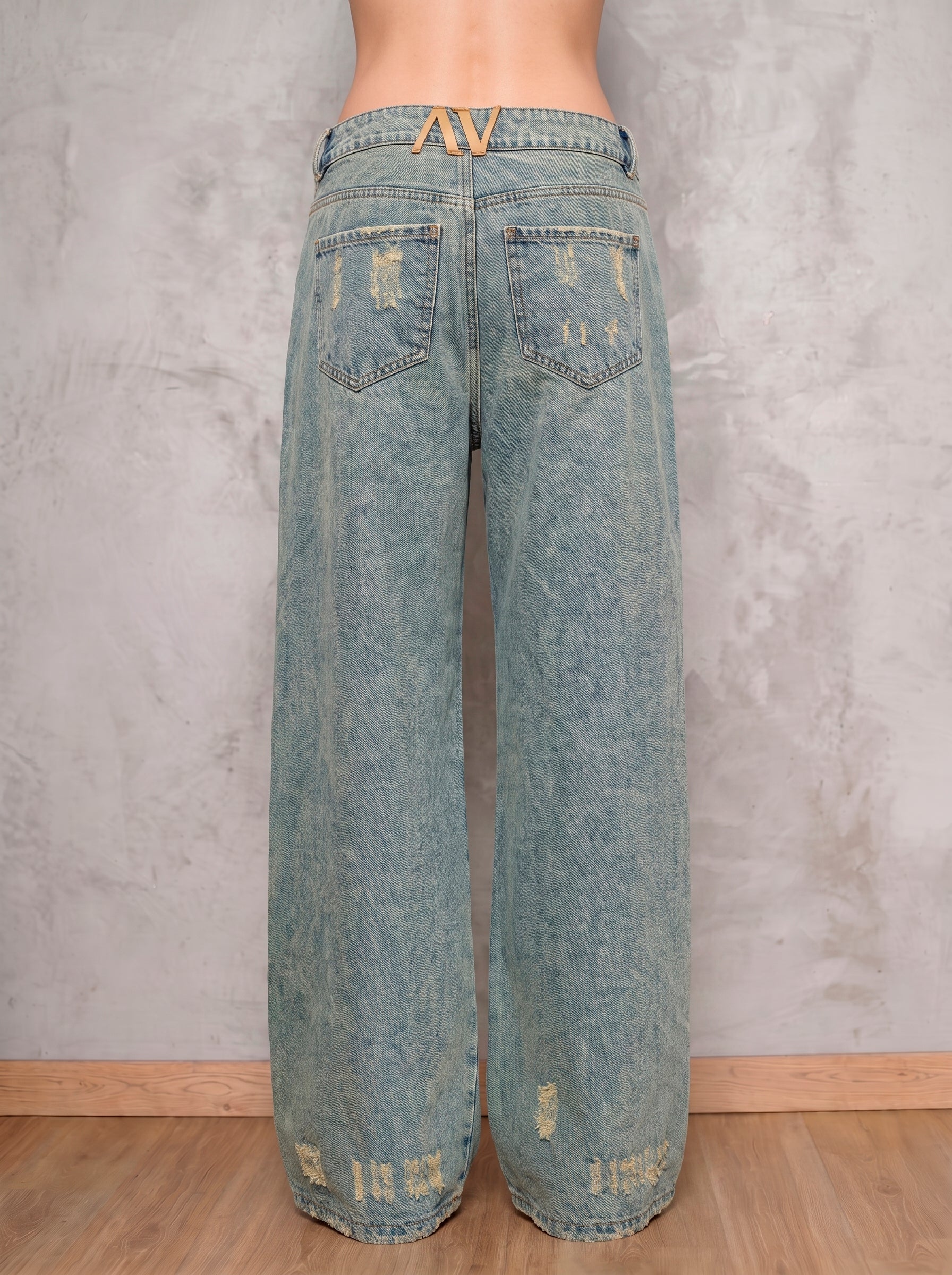 Detalle posterior del jean azul wide leg Sulfur de DAVD, bolsillos traseros y acabado desgastado en denim azul.