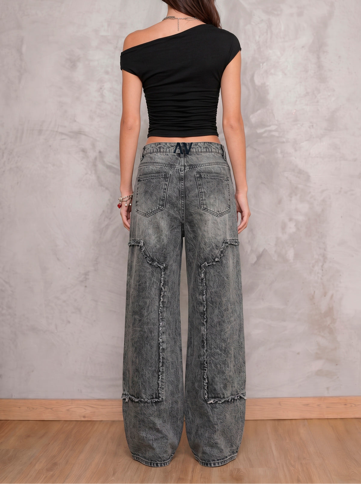 Jean gris claro Gray Spell de DAVD, detalle de costuras expuestas y bota amplia.