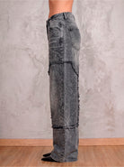 Detalle posterior del jean gris claro wide leg Gray Spell de DAVD, bolsillos traseros y acabado en denim gris claro.
