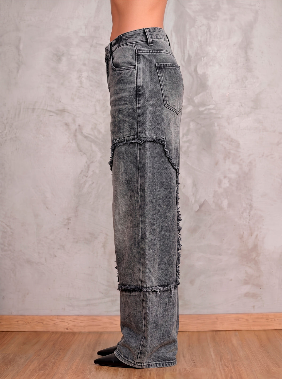 Detalle posterior del jean gris claro wide leg Gray Spell de DAVD, bolsillos traseros y acabado en denim gris claro.