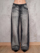 Detalle frontal del jean gris wide leg Black Silver de DAVD, tiro medio alto y textura en denim gris.