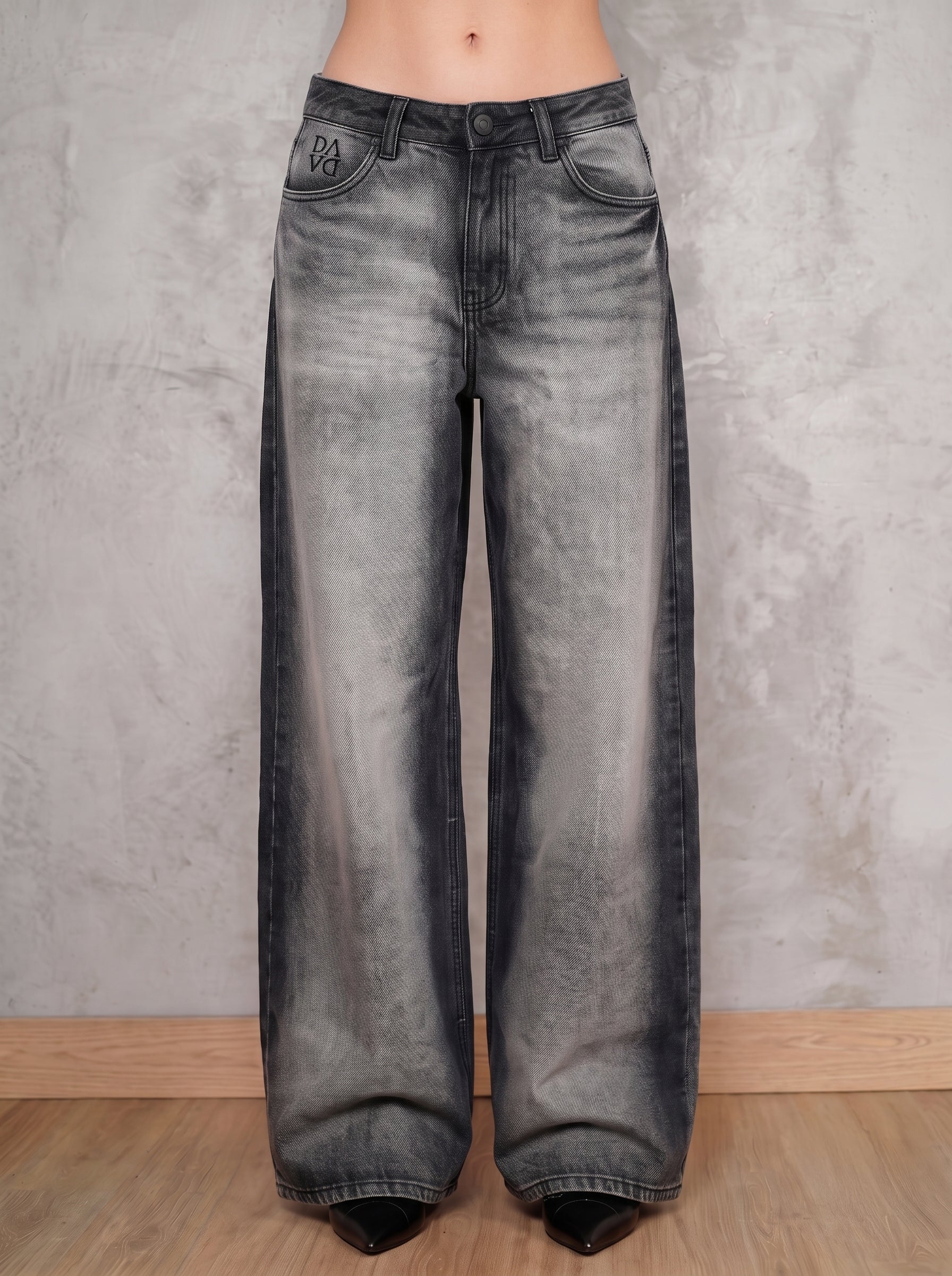 Detalle frontal del jean gris wide leg Black Silver de DAVD, tiro medio alto y textura en denim gris.