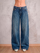 Detalle frontal del jean índigo medio wide leg Indicum de DAVD, lavado localizado sobre denim índigo medio.