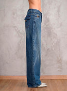 Detalle posterior del jean índigo medio wide leg Indicum de DAVD, bolsillos con tapa en denim índigo medio.