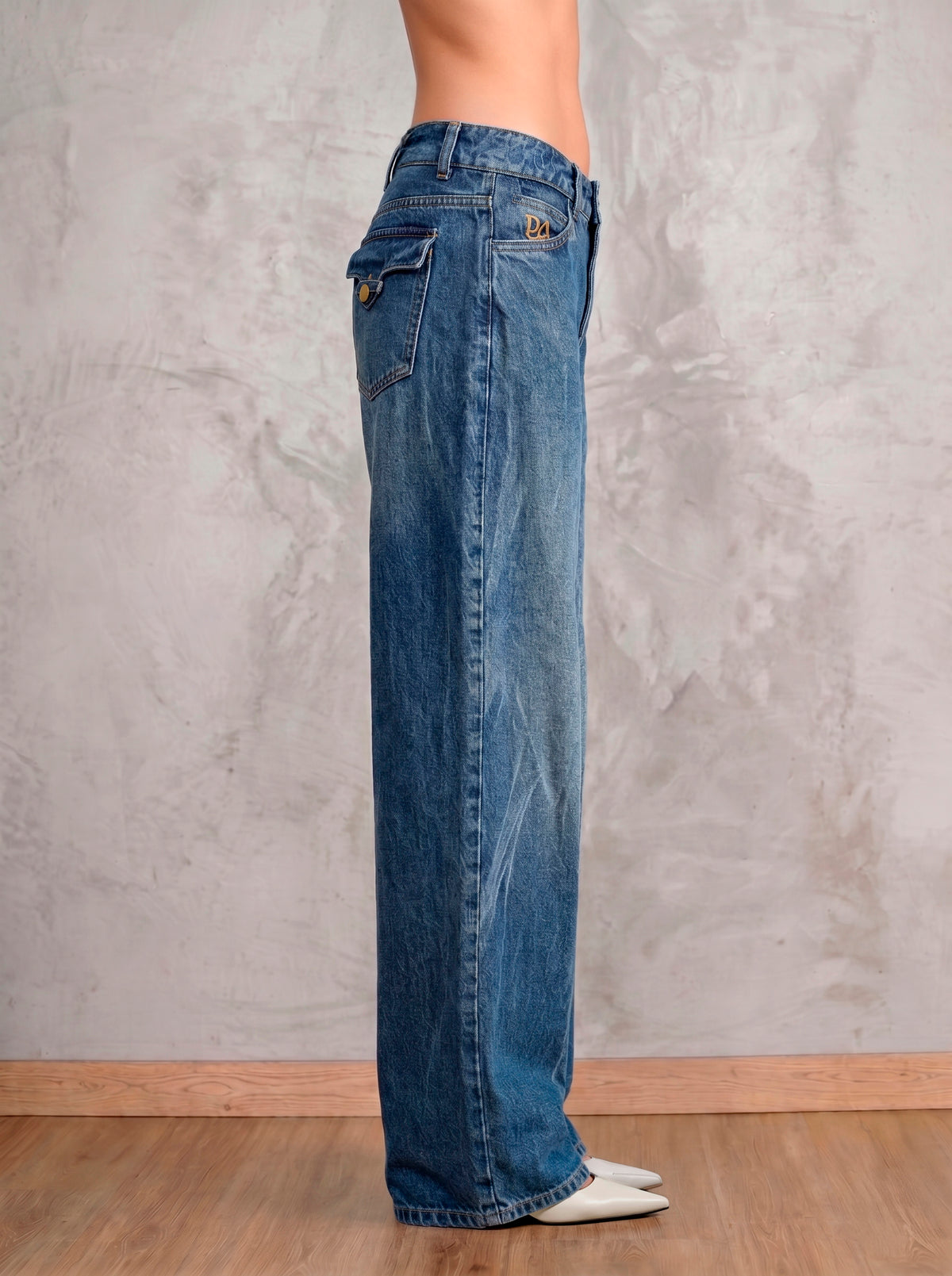 Detalle posterior del jean índigo medio wide leg Indicum de DAVD, bolsillos con tapa en denim índigo medio.
