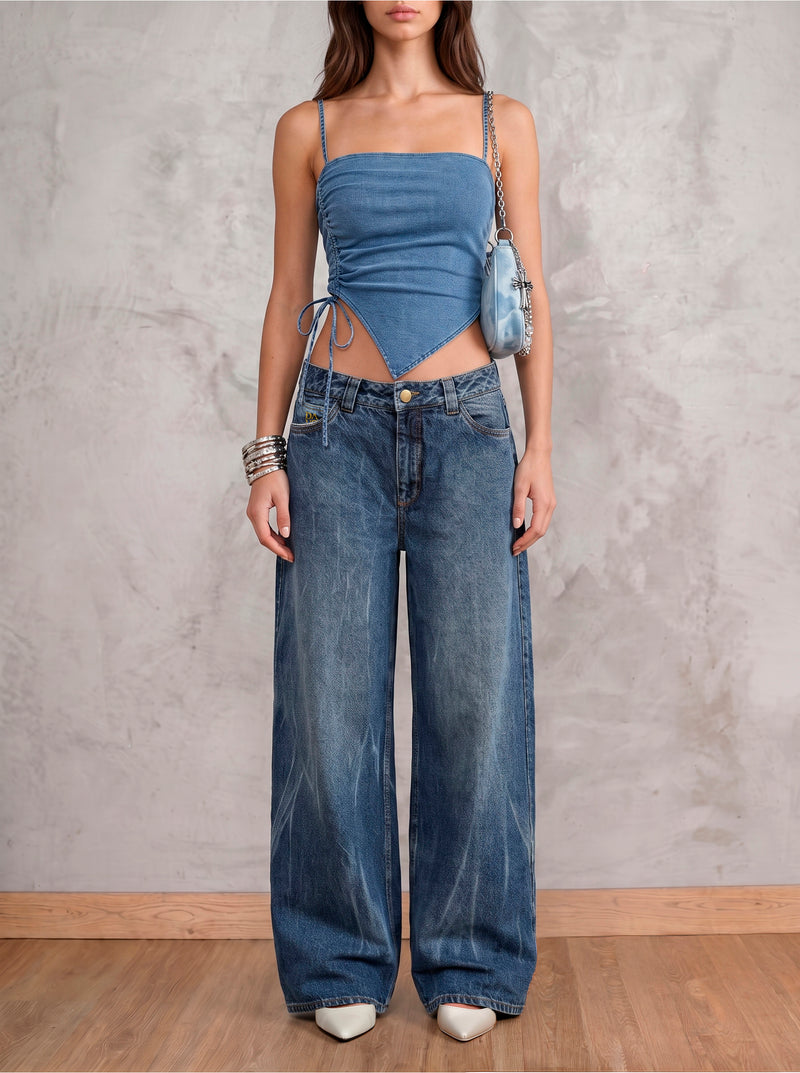 Jean índigo medio wide leg Indicum de DAVD en vista frontal, silueta amplia con lavado localizado en denim índigo.