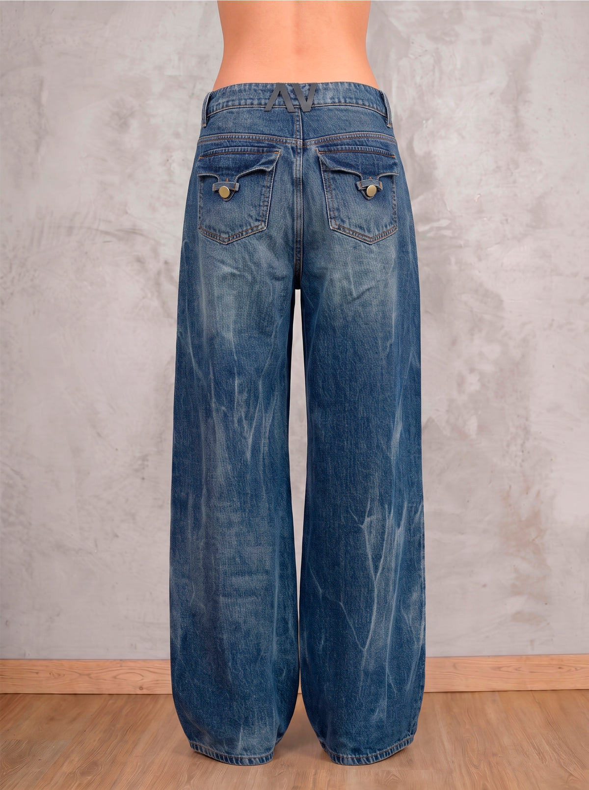 Jean índigo medio wide leg Indicum de DAVD en vista lateral, silueta amplia y caída recta en denim índigo.