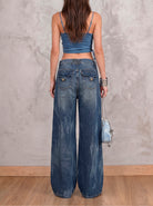 Jean índigo medio wide leg Indicum de DAVD en vista posterior, bolsillos con tapa y botón metálico en denim índigo.