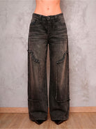 Detalle frontal del jean negro wide leg Black Spell de DAVD, costuras expuestas sobre denim negro desgastado.
