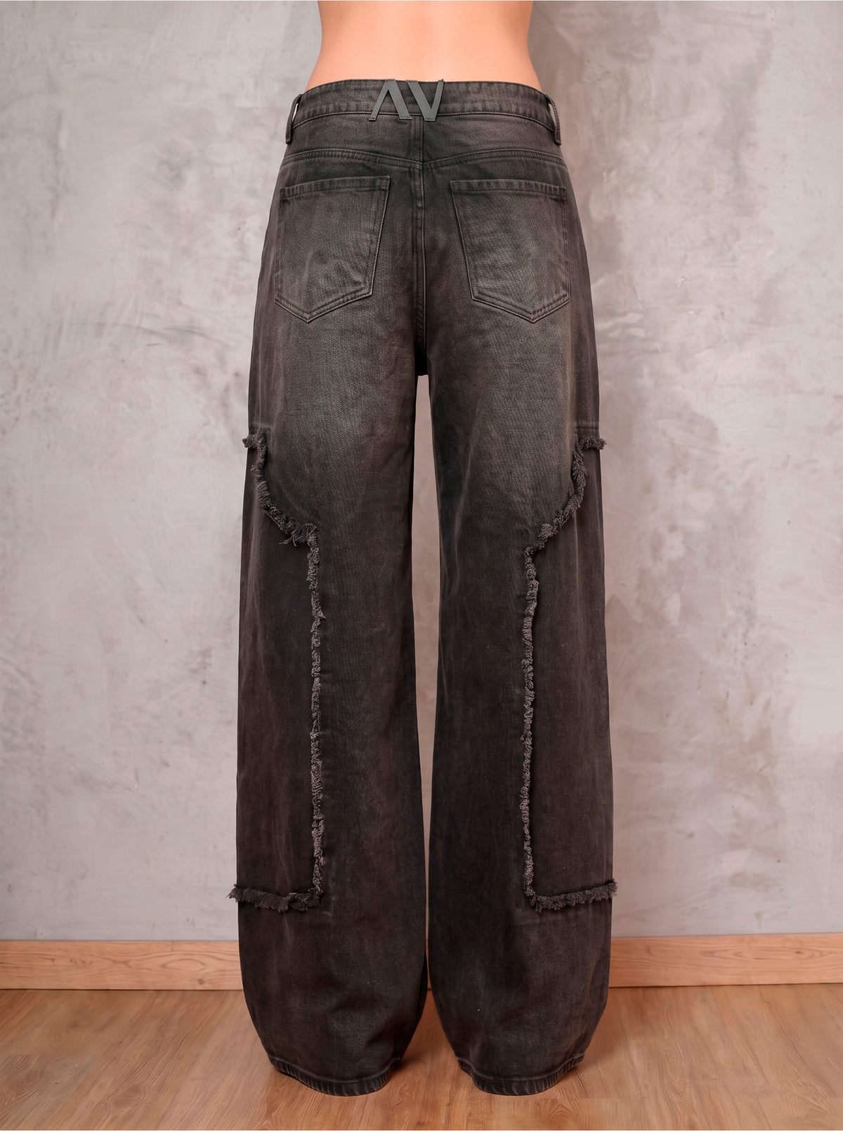 Detalle posterior del jean negro wide leg Black Spell de DAVD, bolsillos traseros y acabado en denim negro.