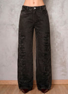 Detalle frontal del jean negro wide leg Obsidian de DAVD, tiro medio alto y textura en denim negro.