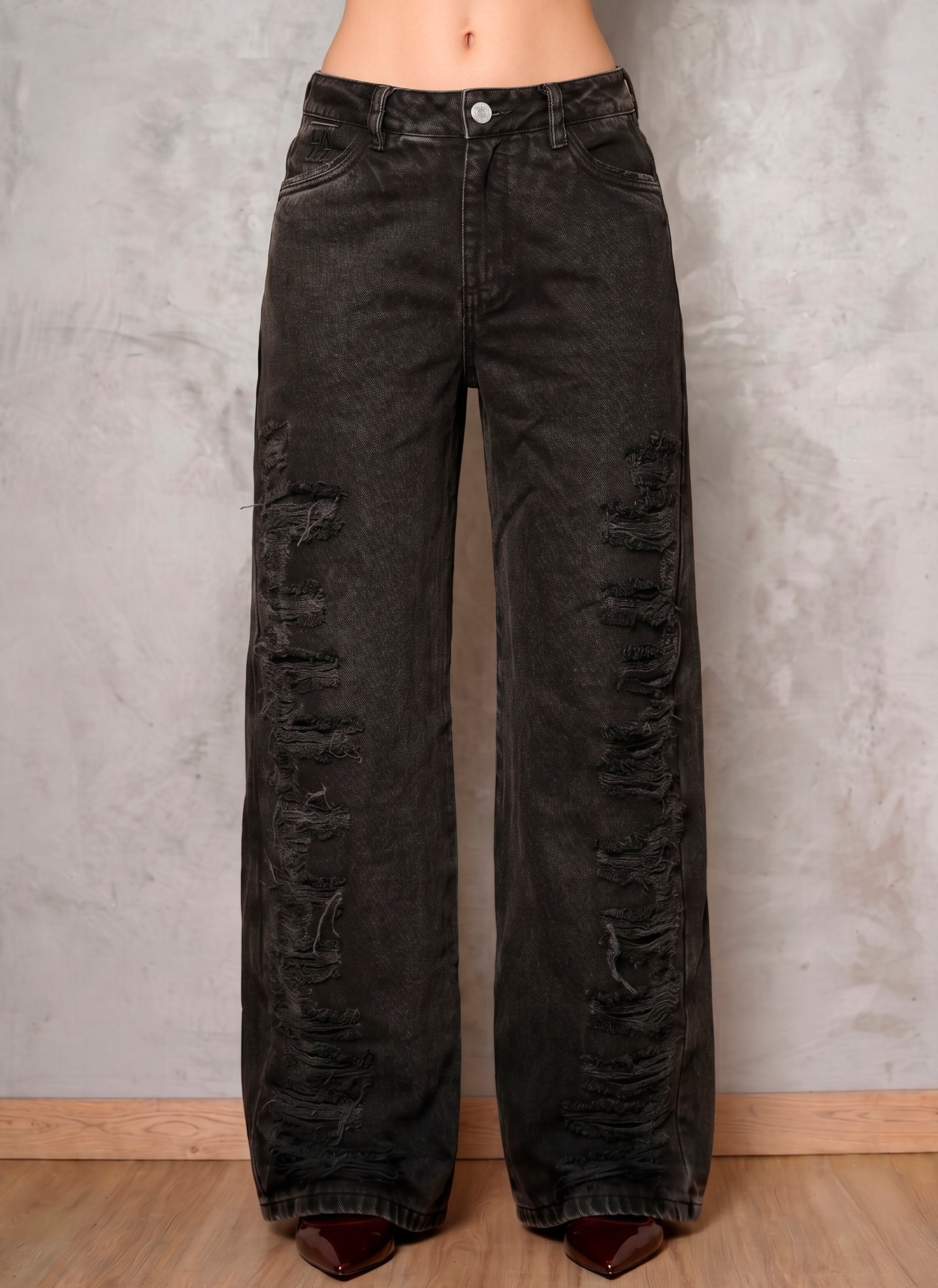 Detalle frontal del jean negro wide leg Obsidian de DAVD, tiro medio alto y textura en denim negro.