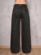 Detalle posterior del jean negro wide leg Obsidian de DAVD, bolsillos traseros y acabado en denim negro.