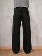 Detalle posterior del jean negro wide leg Obsidian de DAVD para hombre, bolsillos traseros y acabado en denim negro.