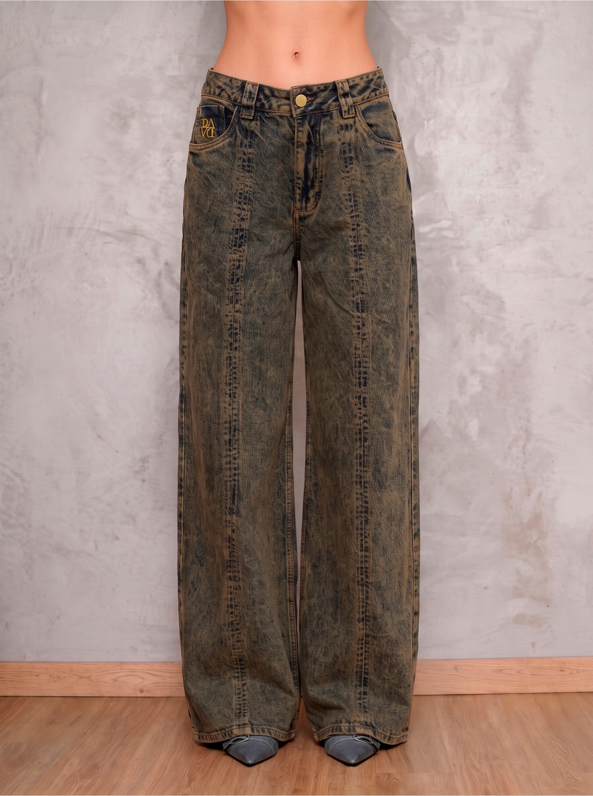 Detalle frontal del jean oliva wide leg Eris de DAVD, acabado mineral y desgastes verticales en denim oliva.