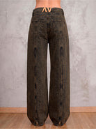 Jean oliva wide leg Eris de DAVD en vista lateral, silueta amplia y caída recta en denim oliva lavado.