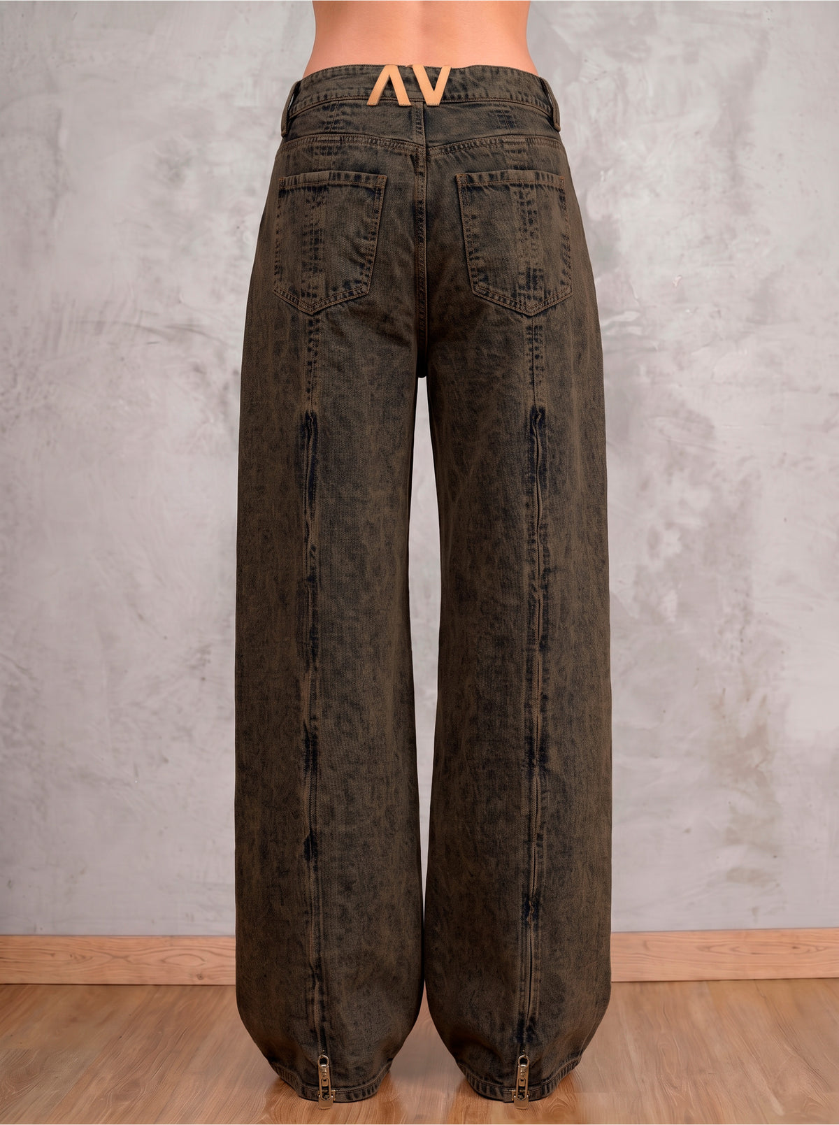 Jean oliva wide leg Eris de DAVD en vista lateral, silueta amplia y caída recta en denim oliva lavado.