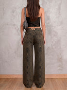 Jean oliva wide leg Eris de DAVD en vista posterior, con cremallera horizontal decorativa en denim oliva.